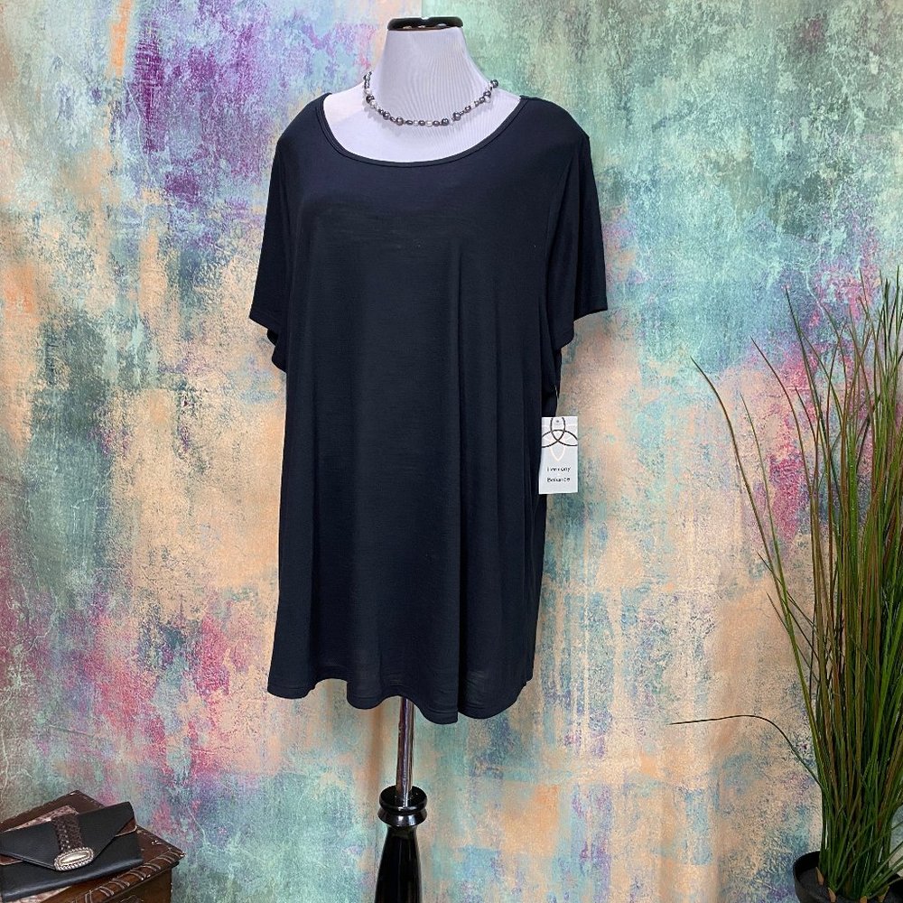 NWT📌Harmony Short Sleeves Rayon Mix Top with a Diamond Shape Keyhole